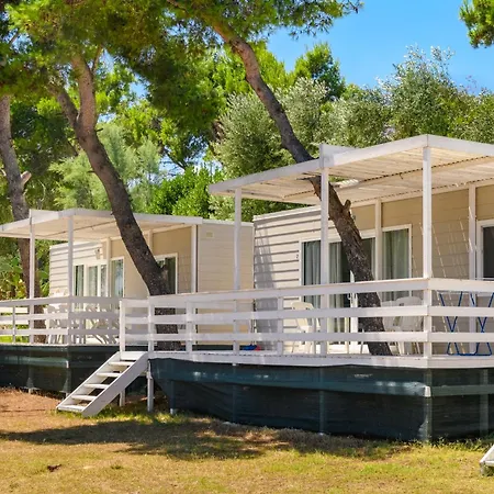 营地 La Scogliera 圣凯撒利亚温泉